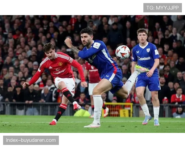 巴黎街头设立巨型屏幕,上万市民聚集观看欧冠比赛。